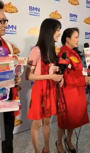 郑爽携父母亮相北京台春晚笑起来鼻头太尖很是奇怪