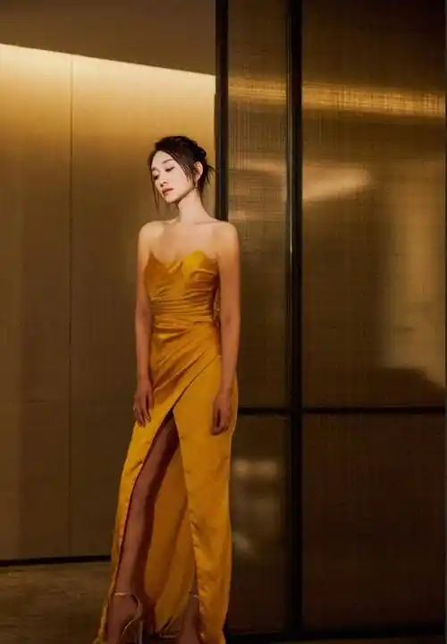 李小冉身着金顶炫耀自己的事业!