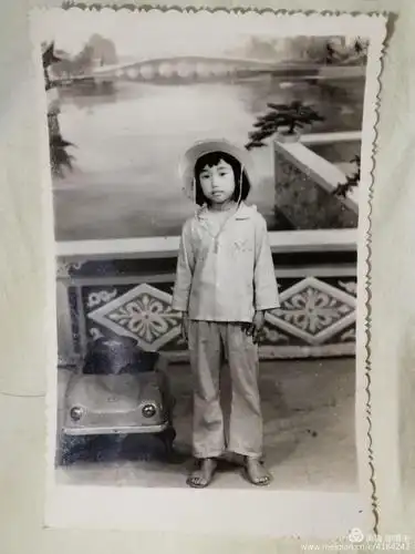 20多年前喜欢在照片上写字的怪女孩