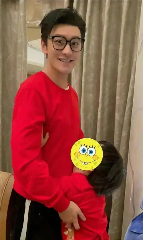 太炸裂!黄晓明杨颖合体逛迪士尼,两人情侣装打扮,7岁儿子抢眼