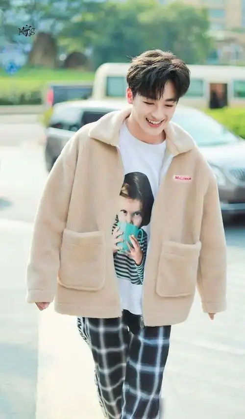 何洛洛新剧完美的他女主变三番海报土得像回家的诱惑