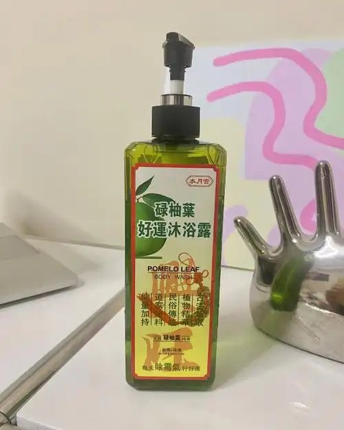是香港麦玲玲推荐的好运沐浴露哦味道是很清香的柚子味,质地比较稀