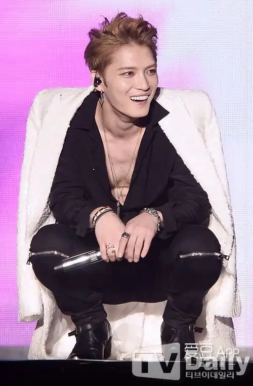 [星闻]金在中举行单独演唱会 扛把子神颜 完美腹肌让人惊叹