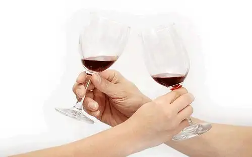 喝交杯酒前,先要给坐在床上的新郎新娘喂几颗小汤圆,然后,斟上两盅