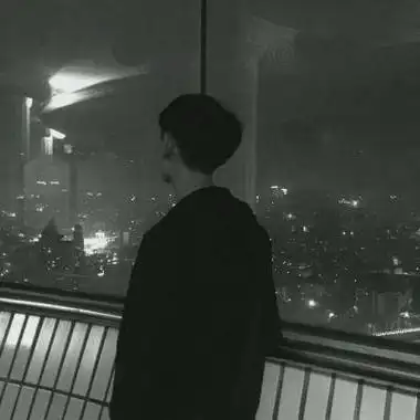 2018黑白沧桑的男生微信头像