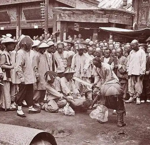 晚清刑场旧照:犯人被砍时,百姓神情麻木,浸猪笼的