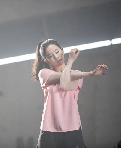 "神仙姐姐"也有不完美?当刘亦菲穿上健身裤,"多肉腿"太抢镜