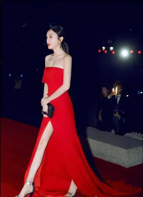 秦岚惊艳到国外!一袭大红色开叉礼服亮相红毯,美到骨子里了