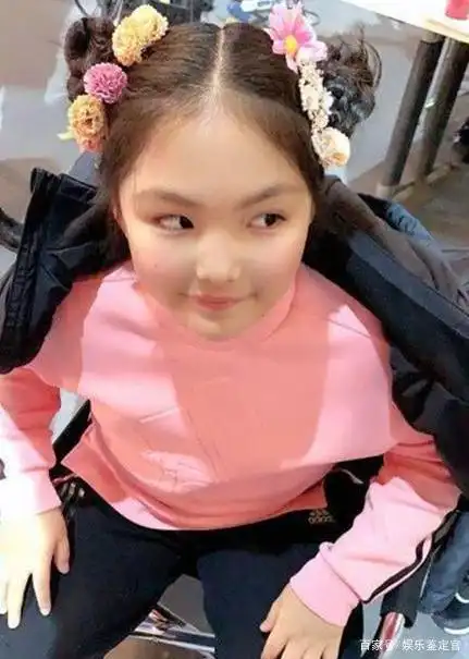 林心如女儿小海豚的圣诞礼物,粉色包值十几万,这奢侈堪比王诗龄