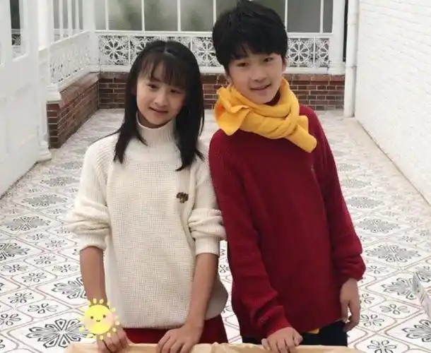 张亮儿子天天引争议,穿公主裙跳舞一脸享受,颜值下降不少