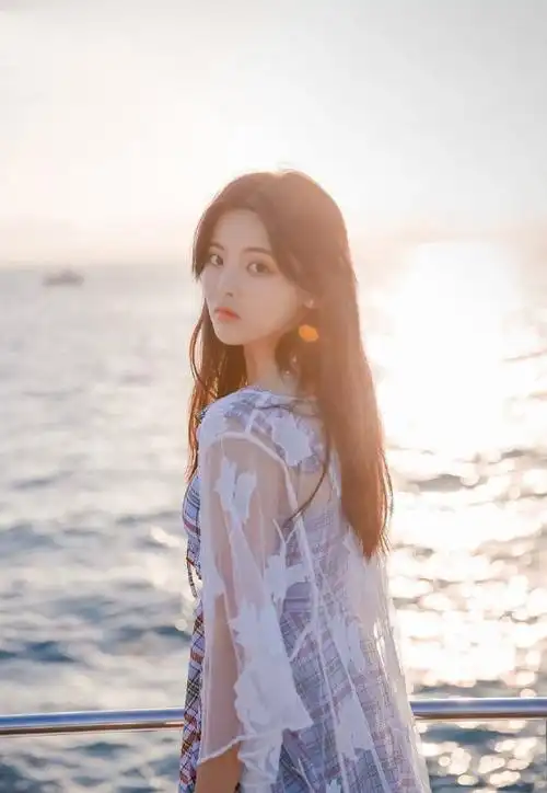 杨超越海笑#杨超越在海边 笑=海笑,plmm不只有可爱的外表,还有有趣的