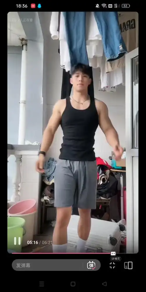 灰短裤大包肌肉男大开合跳