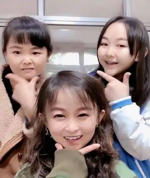 嫁给"1米2袖珍男"秦学士的"袖珍女"朱洁,如今过得幸福吗?