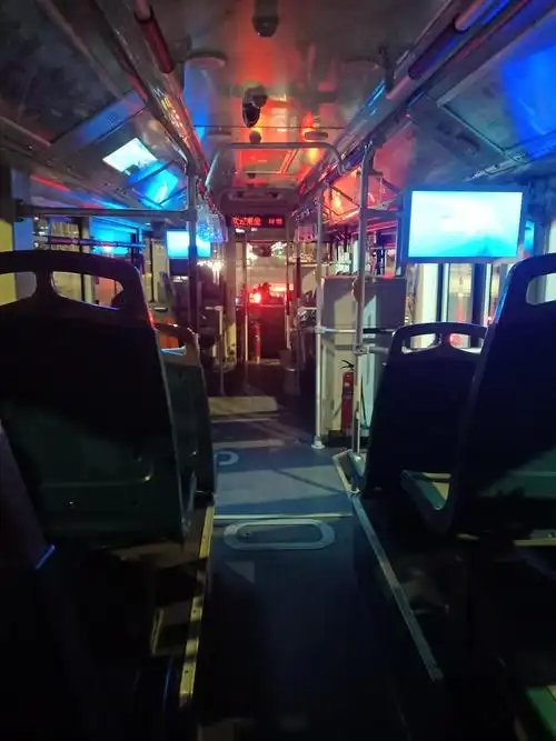 晚上下班后的公交车