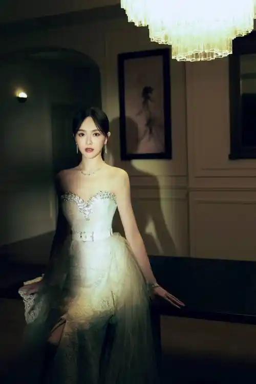 唐嫣分享美照,白色高叉礼服宛如新娘,黑色长裙英姿飒爽_身材_显得_美