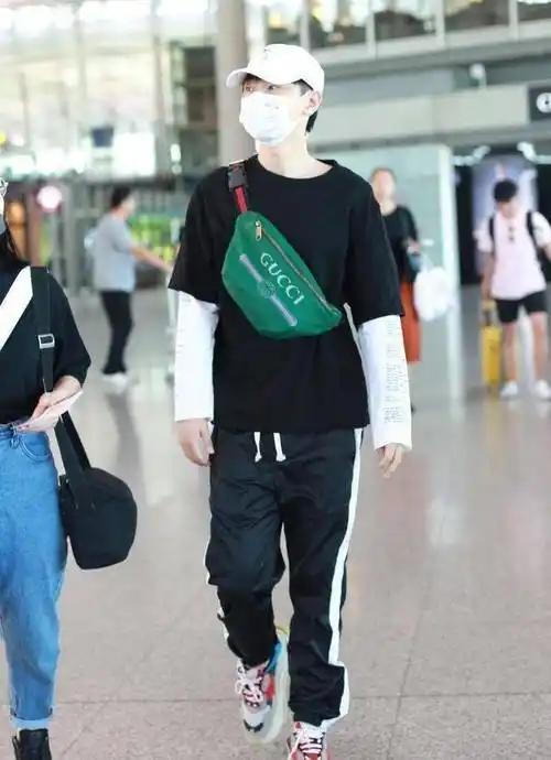 汪苏泷罕见"犯错",宽松背带裤上身随性减龄,但裤脚堆叠太可惜_裤子