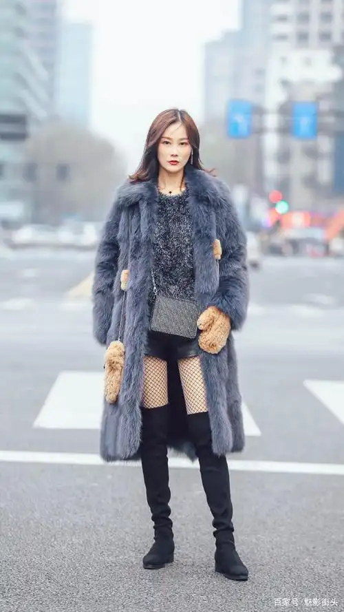 寒冷的冬季,这些美女一件大衣加一双高筒靴,展现优雅和精致感