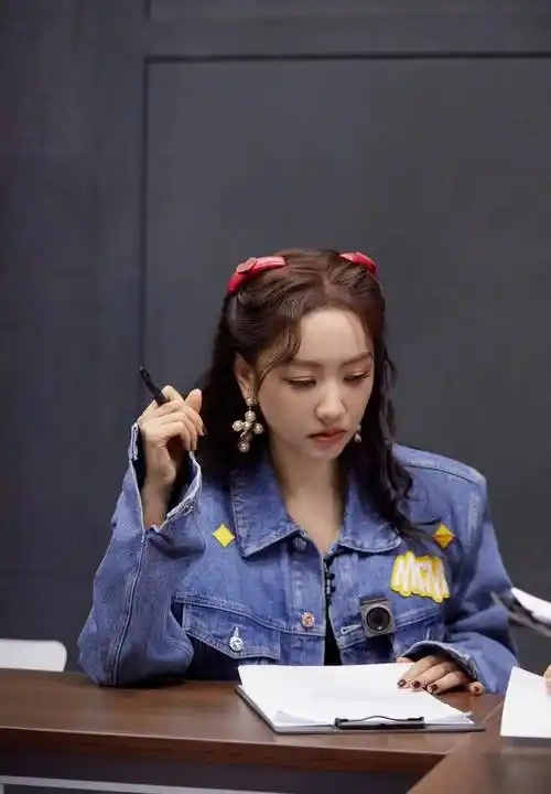 杨蓉新造型太受欢迎了,牛仔外套搭配公主发,可爱又减龄_漂亮_节目_穿