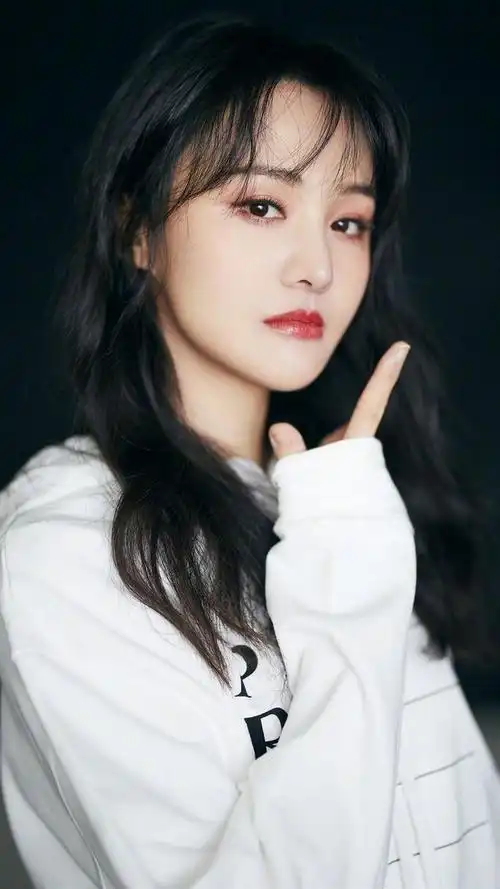 直率小仙女郑爽甜美写真,眼神清澈,白色卫衣更显纯真