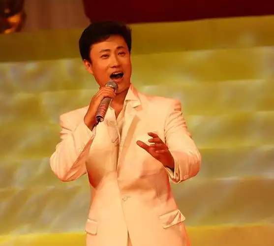 回顾耿为华和郑佳离婚后,一个51岁依旧单身,一个37岁二婚入围城