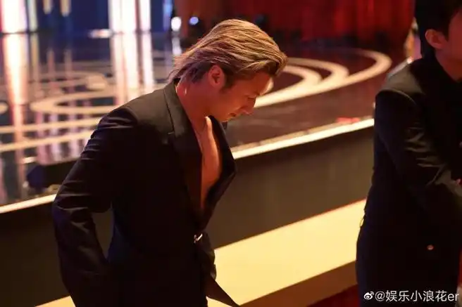 谢霆锋胸肌##谢霆锋低头侧颜