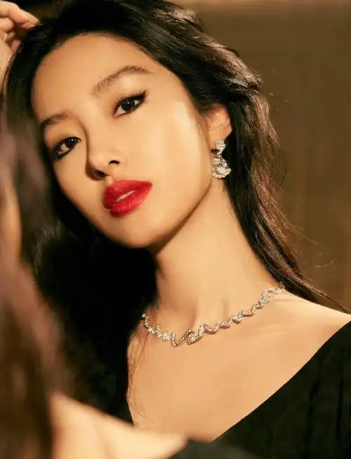 杨采钰黑发红唇好绝##杨采钰猫眼妆