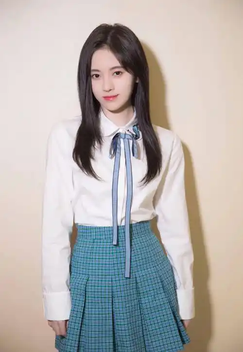 鞠婧祎罕见尝试大背头,撩起刘海认不出,姨妈色配皮衣气场有点弱_造型