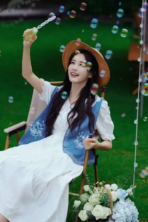 李一桐夏日万花桐青春活泼写真_五官_短裤_牛仔