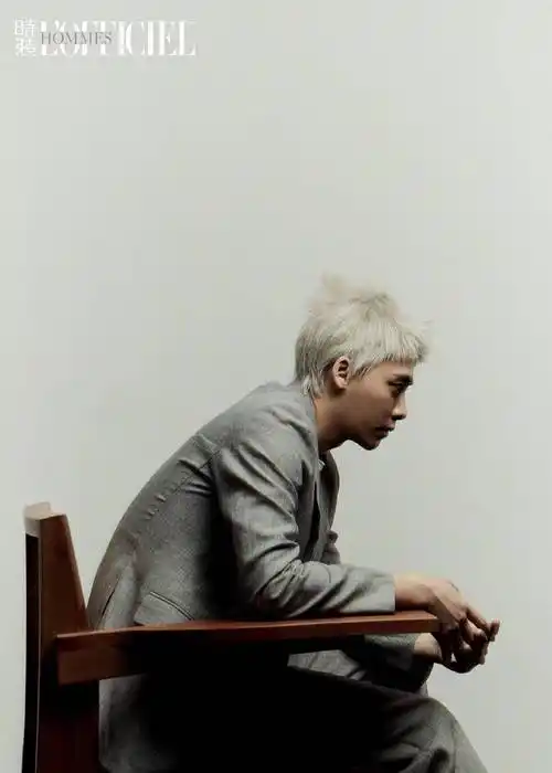 李易峰一头银发 雀斑妆,展现不一样的"峰"格,帅气逼人_造型_的设计