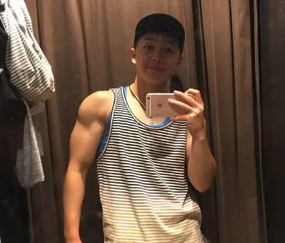 中国最帅女教练爆红网络身材碾压肌肉男