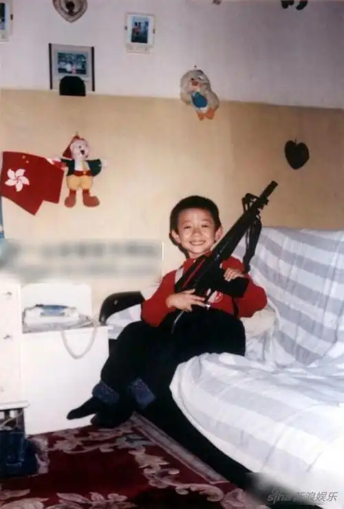 [3月7日]张一山海量童年照曝光 网友调侃颜值巅峰被萌翻[21p]