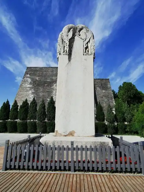 无字碑          一代女皇武则天,一世功德,好坏留给世人评说.