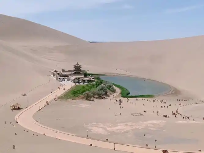 国内旅行甘肃敦煌月牙泉沙漠中的绿洲