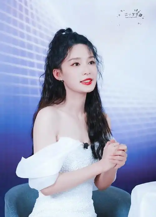 李沁白色抹胸长裙大片##李沁赵露思直播截图