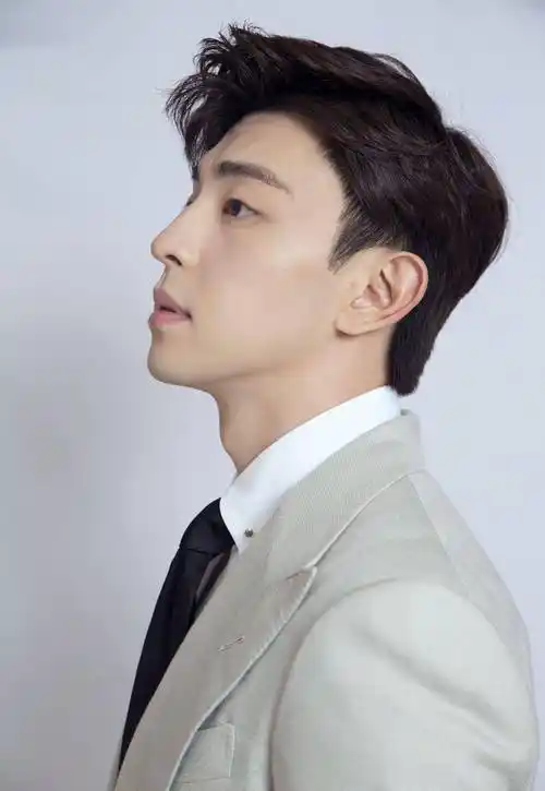 原创邓伦一身灰白西装穿出绅士范儿读者人家底子好