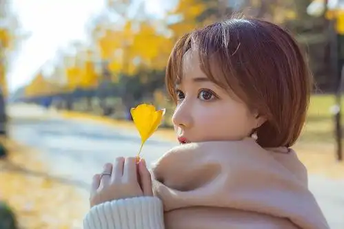 秋日银杏树下的清纯文艺少女唯美意境写真