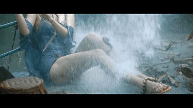 浩浩的妈妈身上爬满了小蛇,女士过来拿起高压水枪帮她清洗掉.