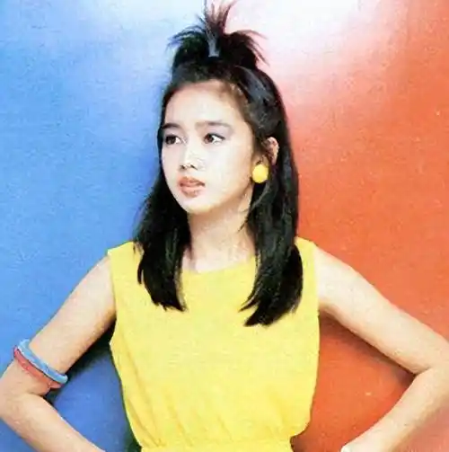 02:不过相比朱丽倩的话,年轻时候的刘德华反而显得配不上她.