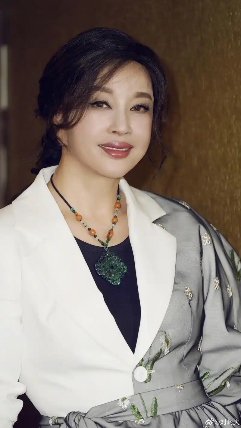 新浪娱乐讯 12月19日,刘晓庆在自己的微博上晒出了一组参加活动的照片