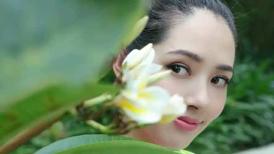 郭碧婷甜美海边花丛写真高清壁纸