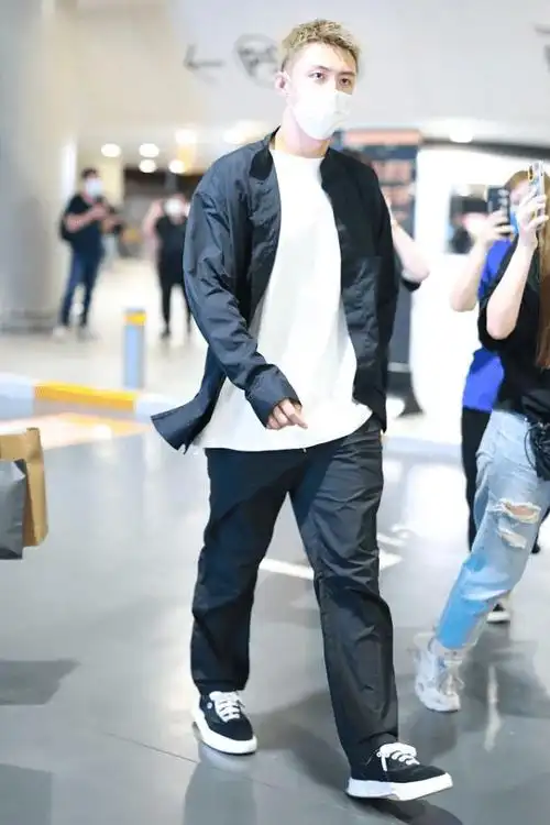 黄景瑜上长下短造型很潮流没浪费187的身高