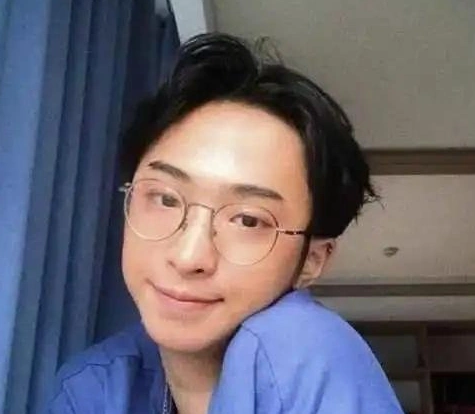 哈林的儿子哈利戴假发穿短裙照片曝光,被网友质疑有异装癖!