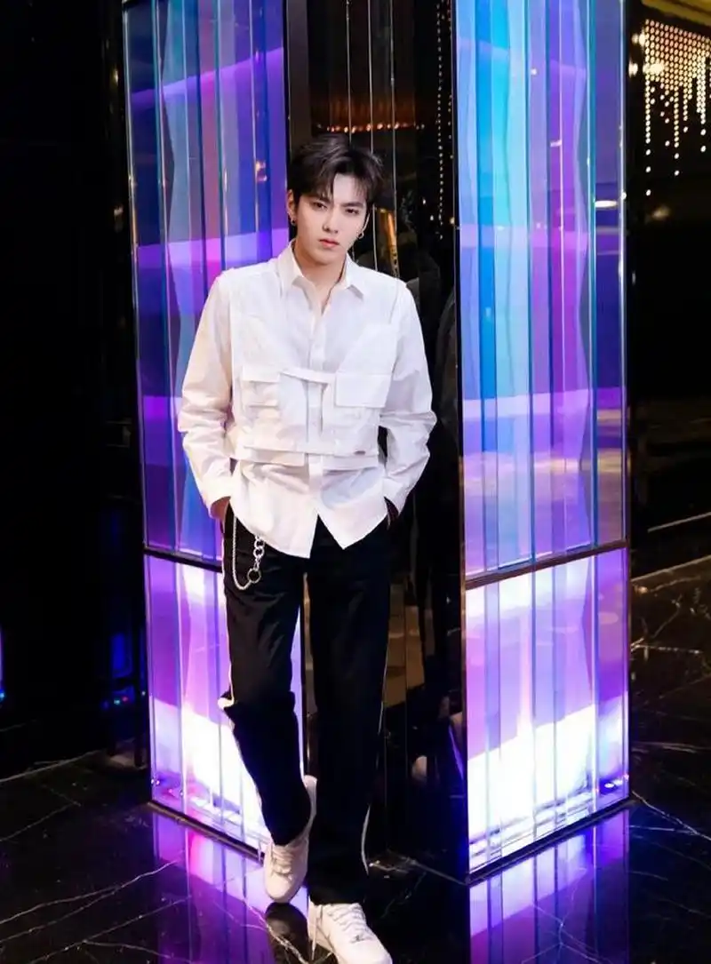 吴亦凡的国潮品牌private policy白色马甲衬衫充满机能风,配合梦幻