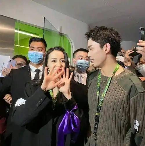 原创原创长歌行超甜互动吴磊闭眼给迪丽热巴系蝴蝶结粉丝磕到了