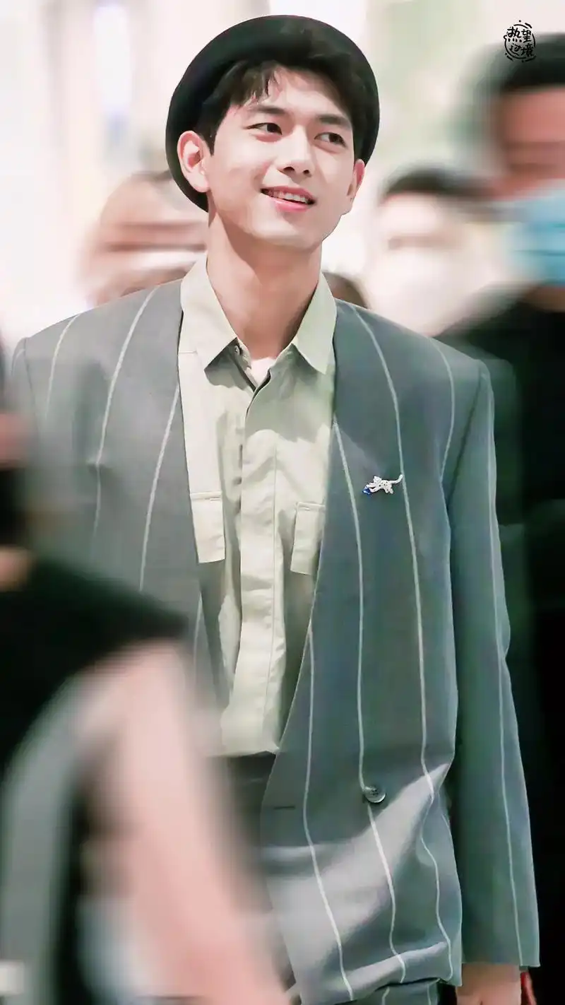 李现 #帅哥 怎么会有人笑起来这么好看,看过来的时候苏到我 - 抖音