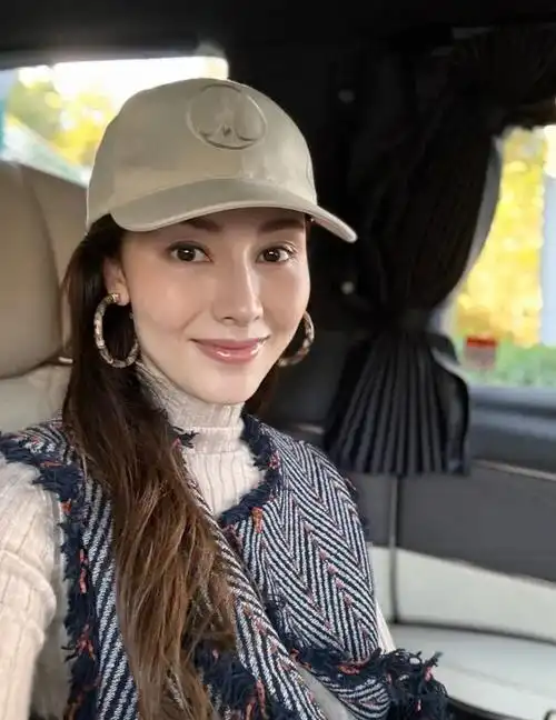 李嘉欣晒自拍照怼脸拍状态佳新妆容混血感好明显