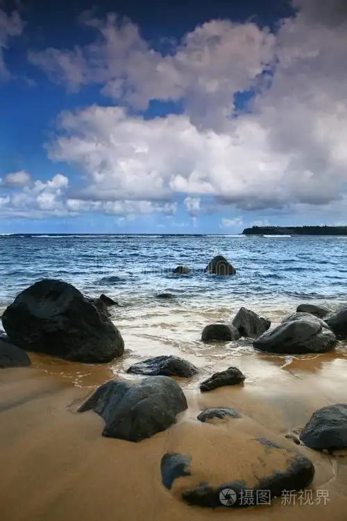 夏威夷考艾岛明亮的垂直海景