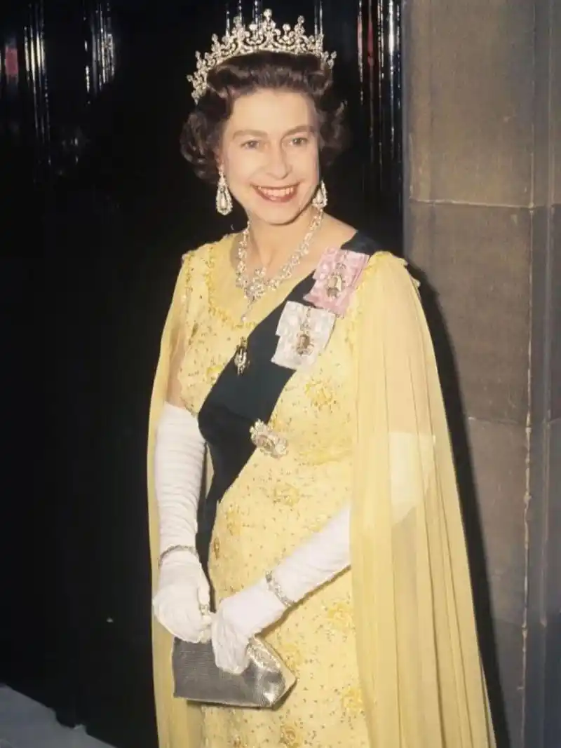 举手投足之间明艳动人,优雅从容,出众的气质 	 #伊丽莎白二世女王