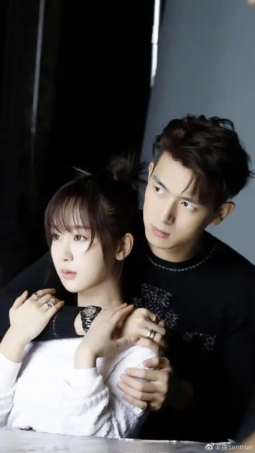 李现杨紫合拍杂志,看到李现手的位置后,网友:现男友变直男癌