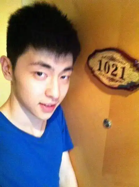 最近仔仔看到了邓伦中学时期的照片,可是被帅出了一脸血,感觉这赤相